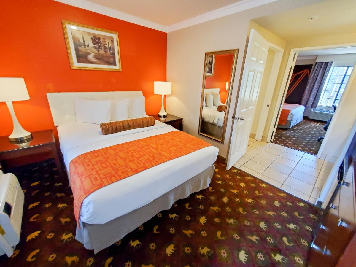 Two-Bedroom Suite at Howard Johnson by Wyndham Pasadena