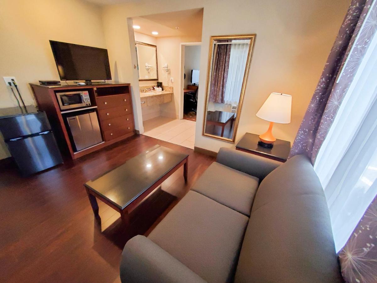King Suite - Non-Smoking at Howard Johnson by Wyndham Pasadena