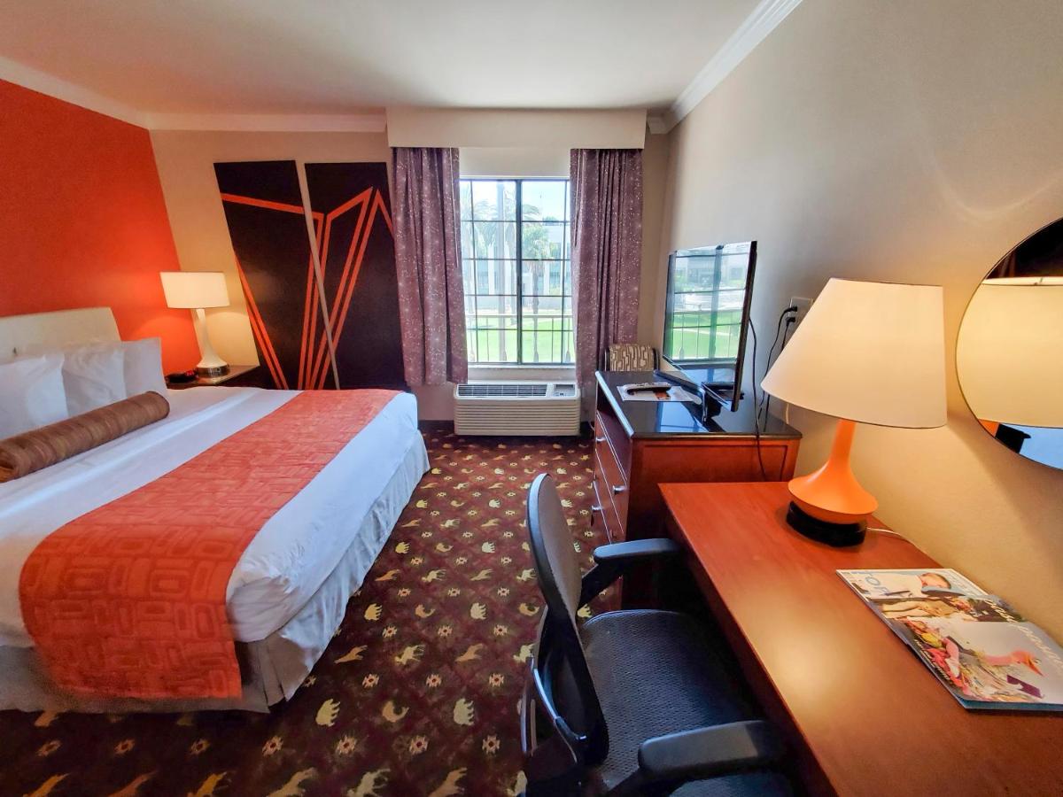 King Room - Non-Smoking at Howard Johnson by Wyndham Pasadena