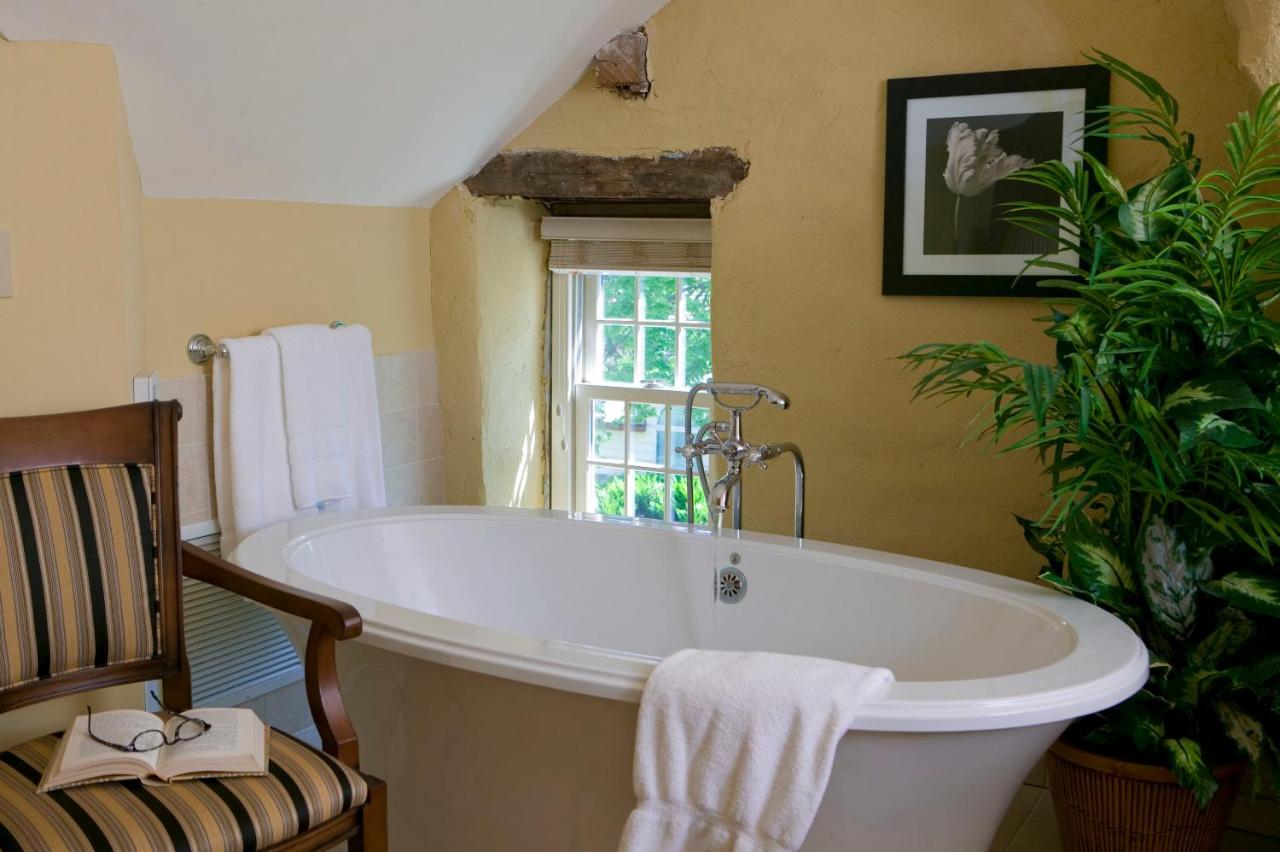 Queen Room with Spa Bath at Joseph Ambler Inn