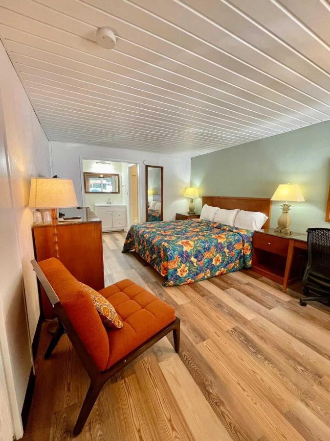Deluxe King Studio at Geneva Hotel & Tiki Bar