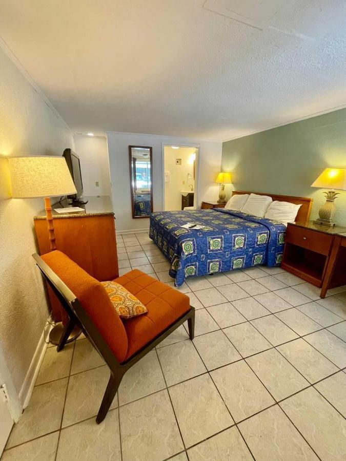 Deluxe King Studio at Geneva Hotel & Tiki Bar