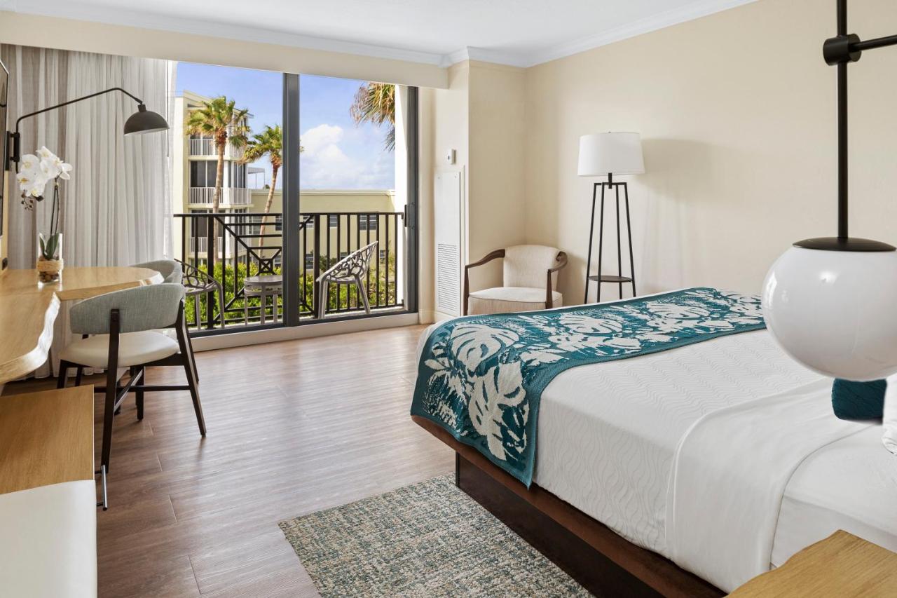 Standard View King roll in Shower at Courtyard by Marriott Delray Beach
