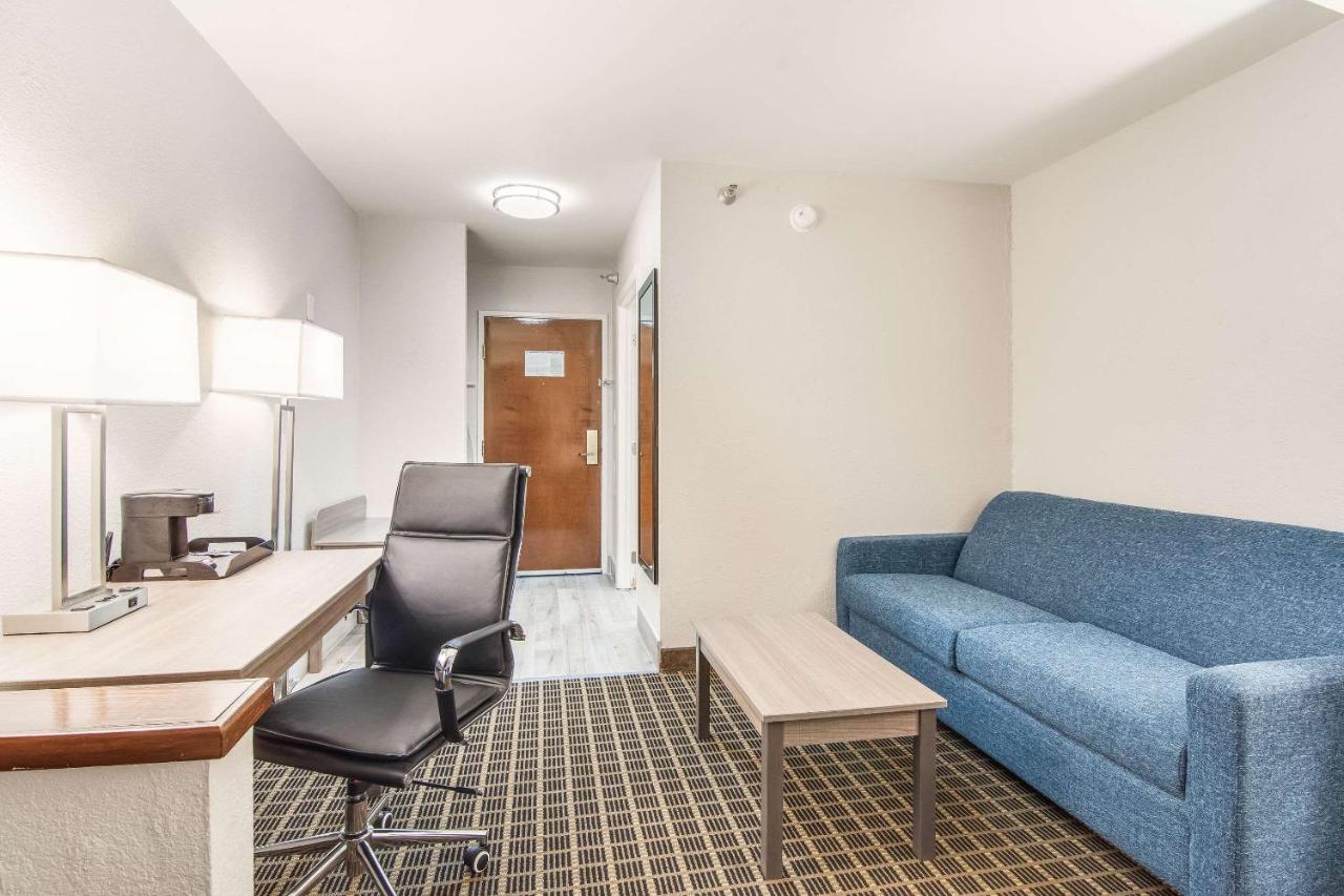 King Suite - Non-Smoking at Clarion Pointe South Boston - Danville East