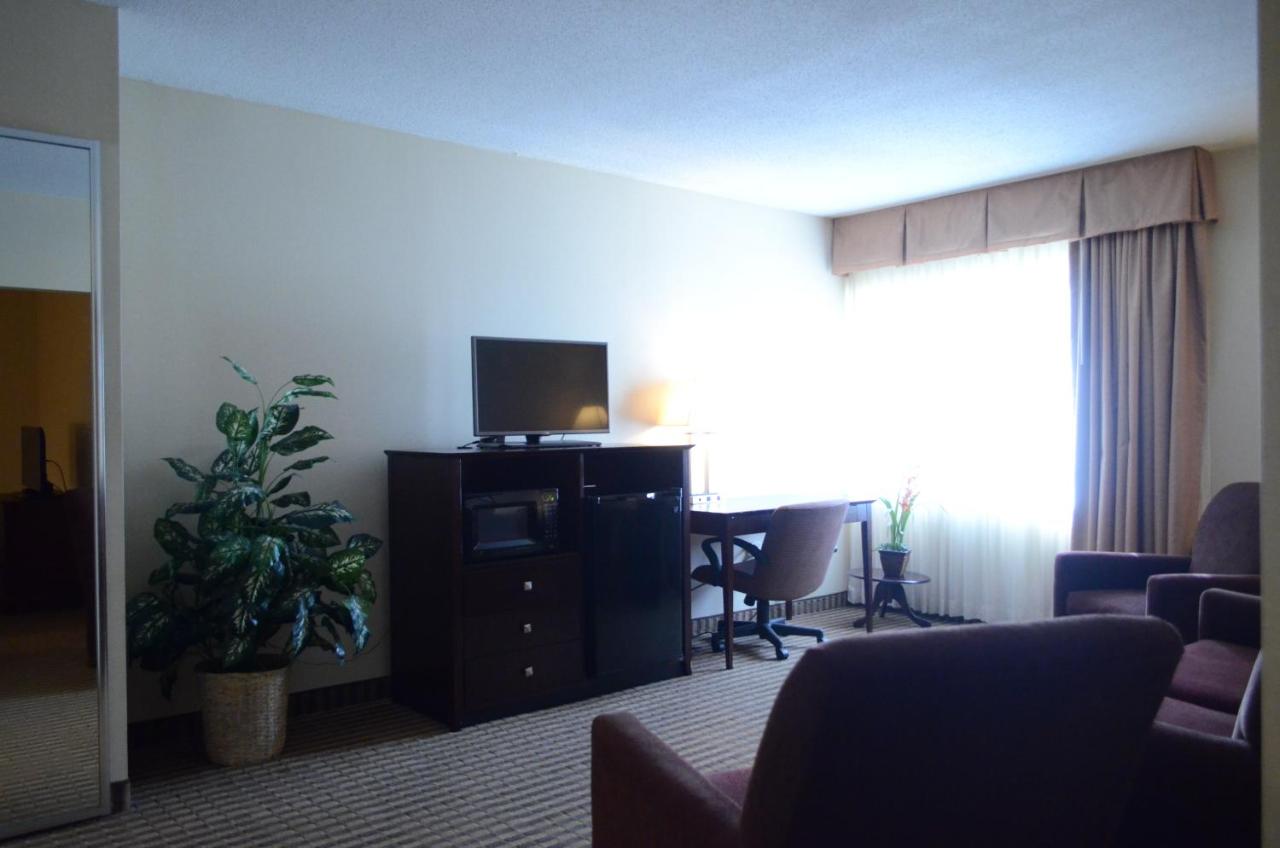 | Rodeway Inn & Suites Bradley Airport