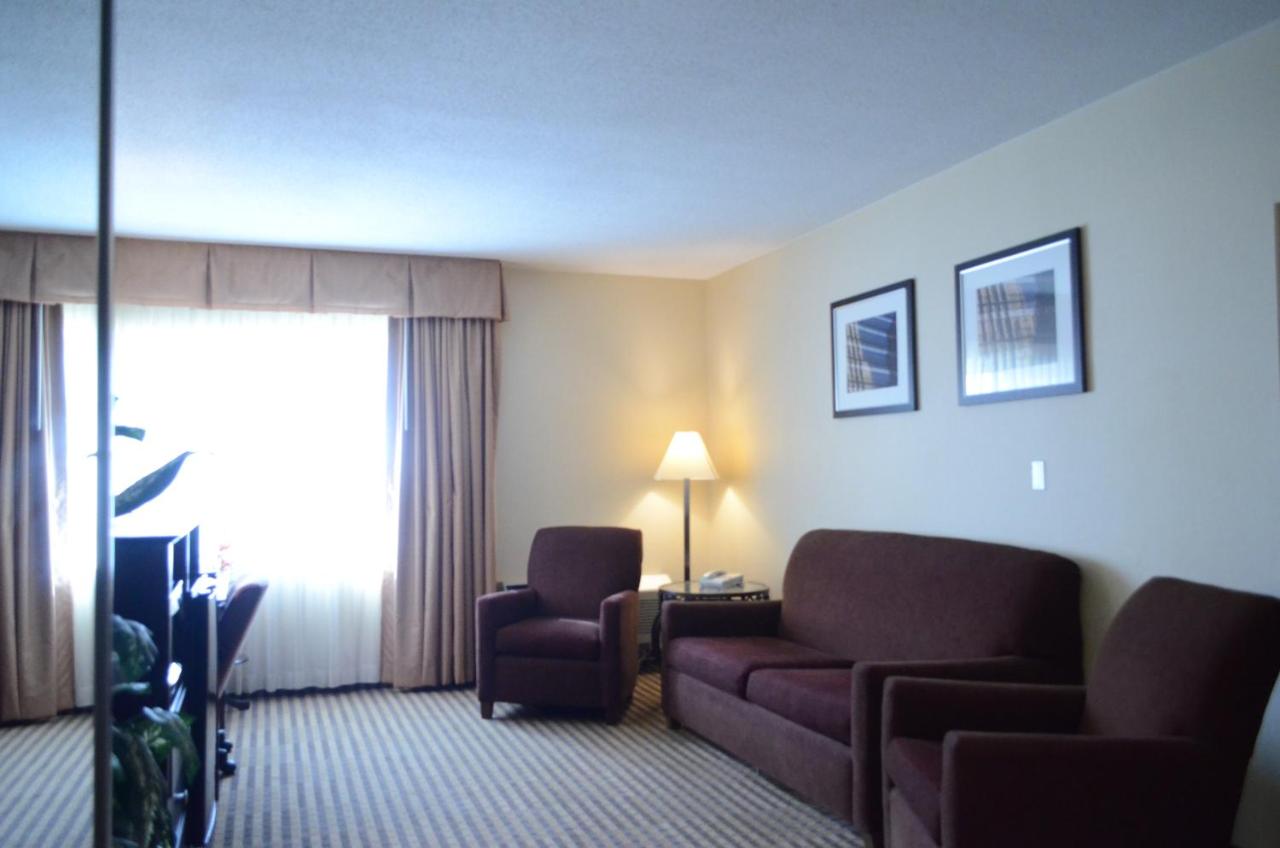 | Rodeway Inn & Suites Bradley Airport