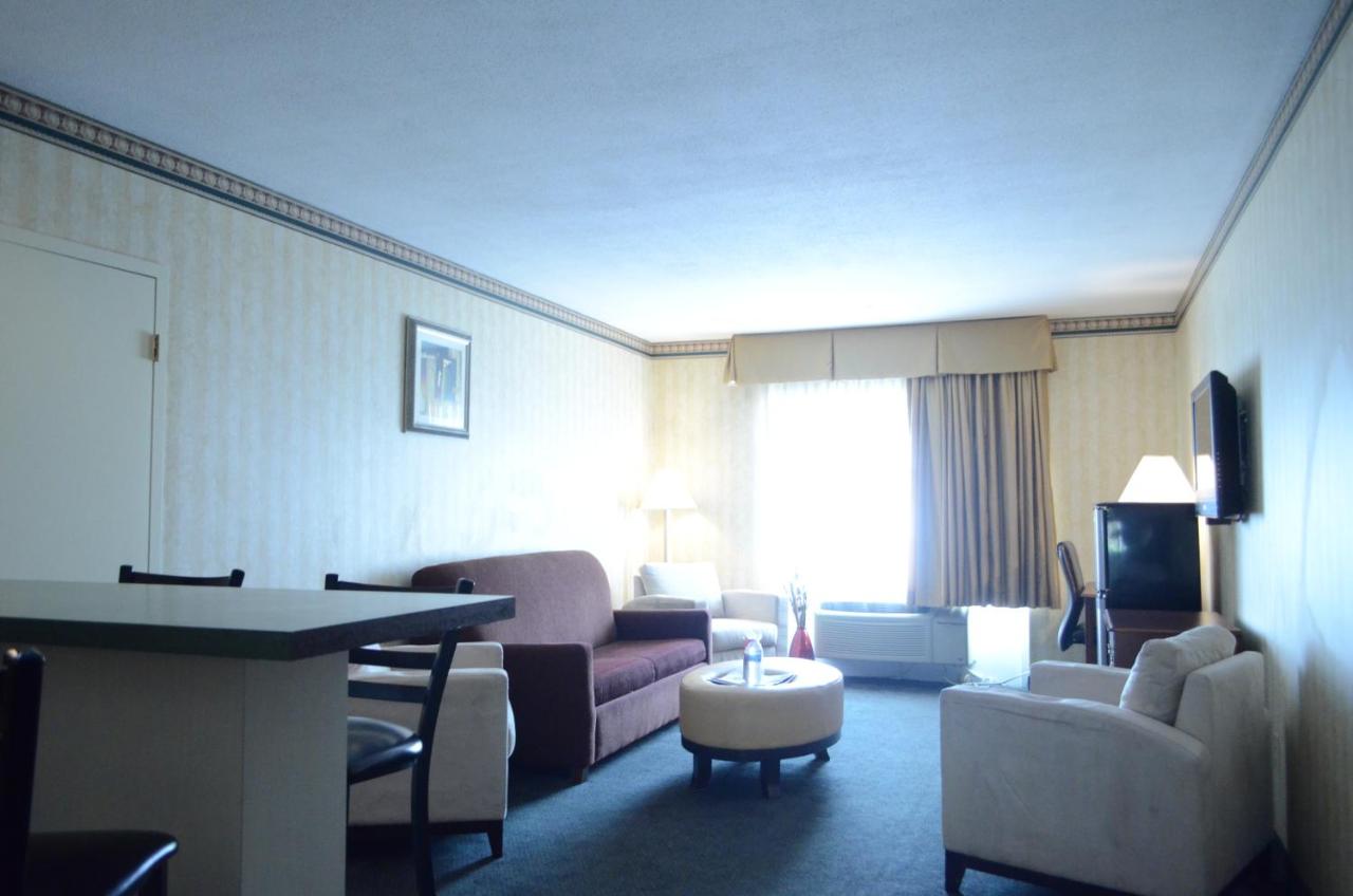 | Rodeway Inn & Suites Bradley Airport