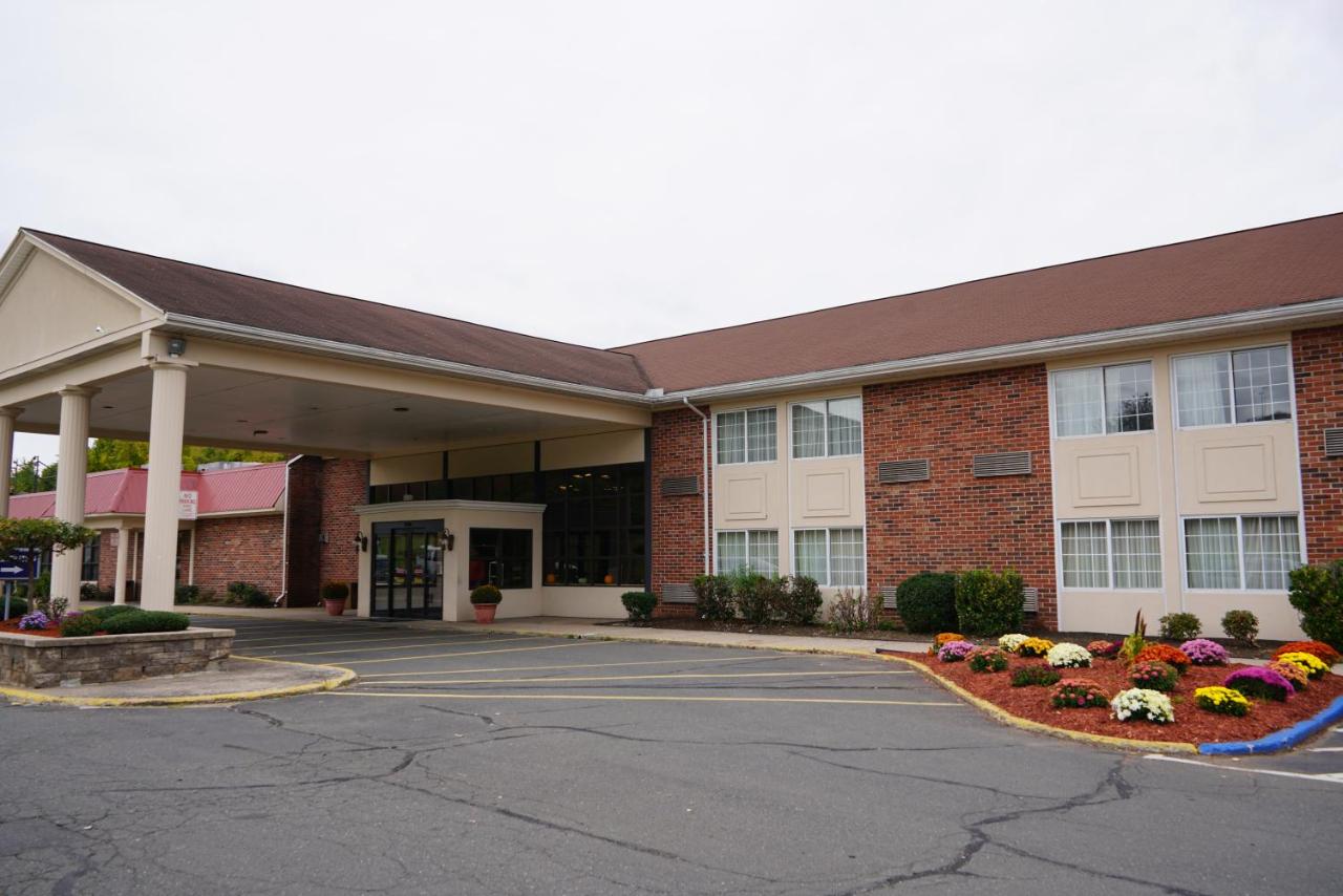 | Rodeway Inn & Suites Bradley Airport
