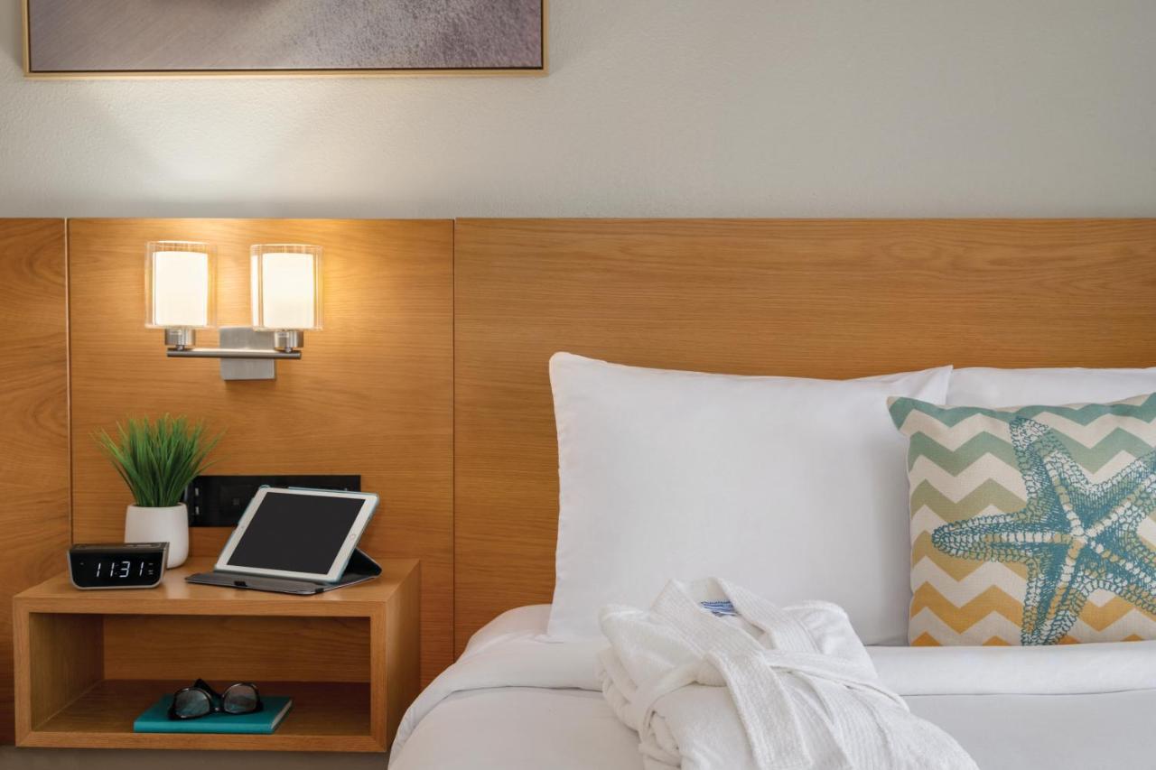 One-Bedroom King Suite with Sofa Bed - Non-Smoking at Radisson Beachfront Hotel - Panama City Beach