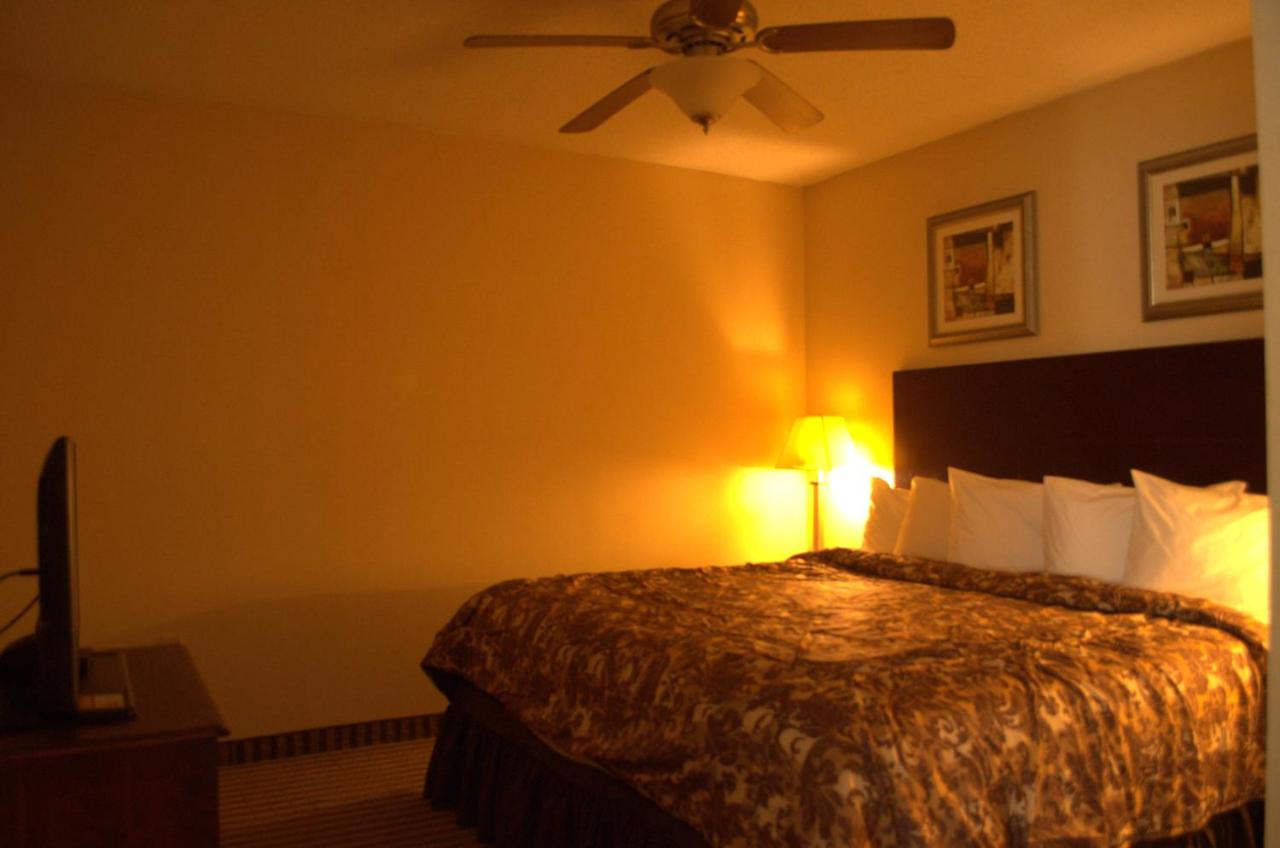 | Rodeway Inn & Suites Bradley Airport