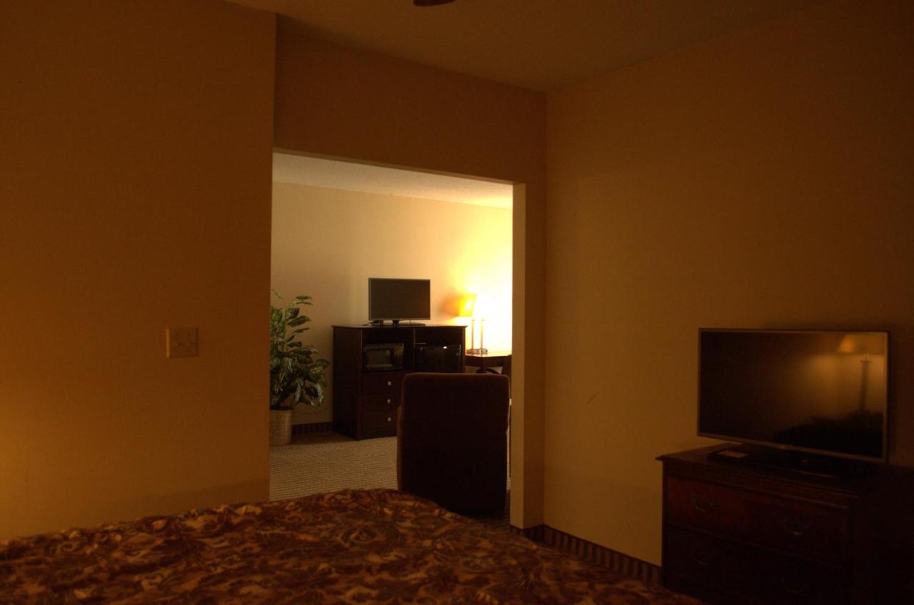 | Rodeway Inn & Suites Bradley Airport