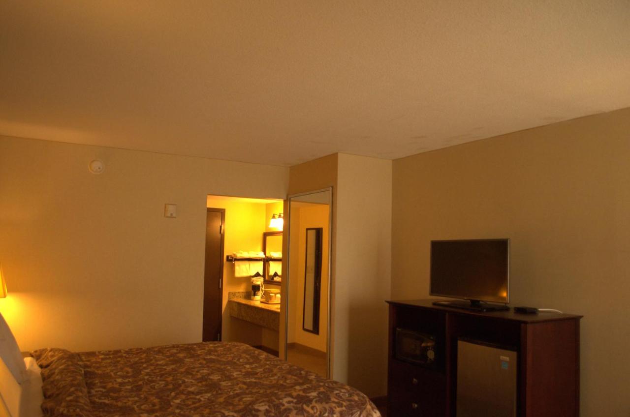 | Rodeway Inn & Suites Bradley Airport