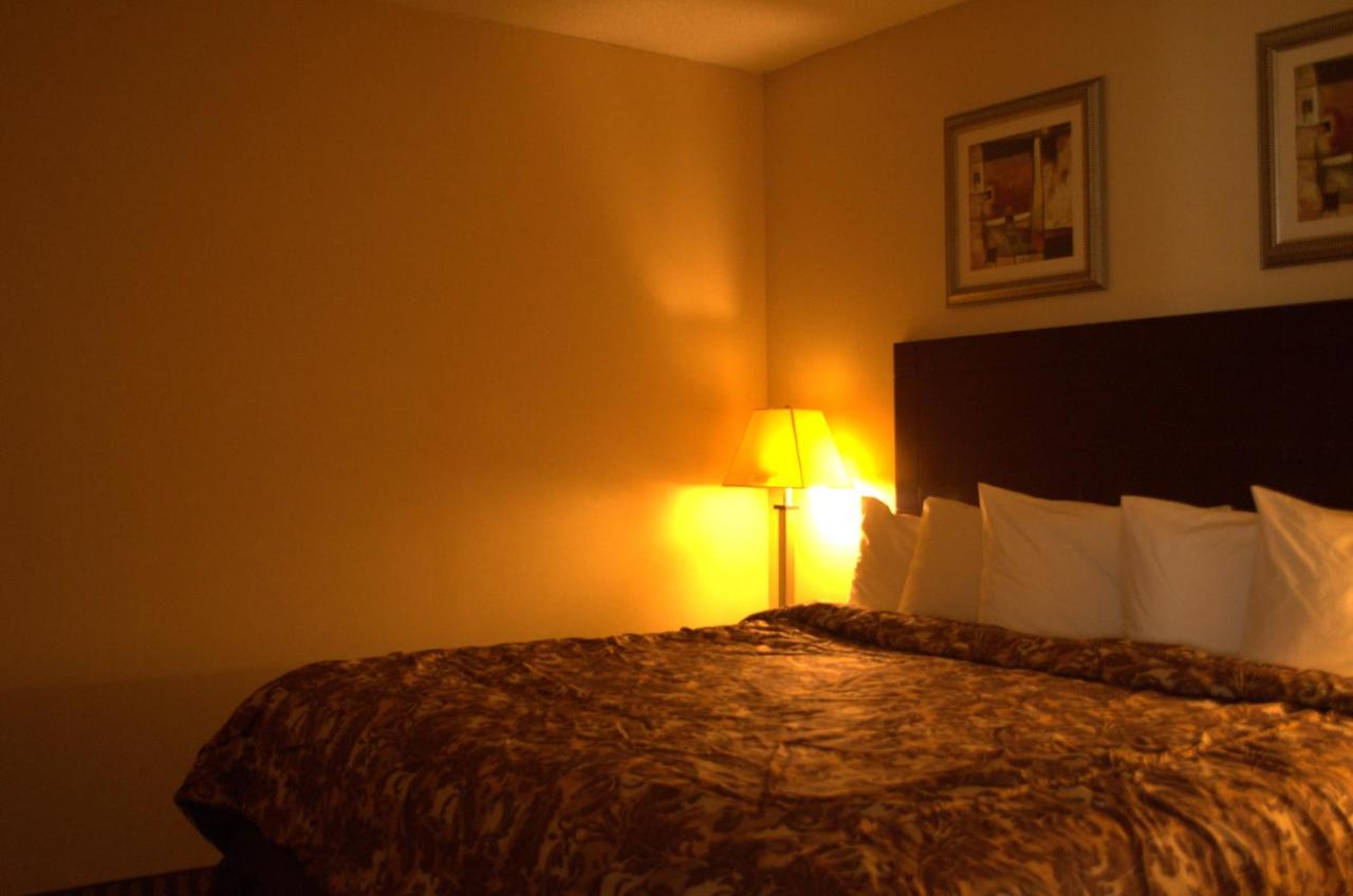 | Rodeway Inn & Suites Bradley Airport