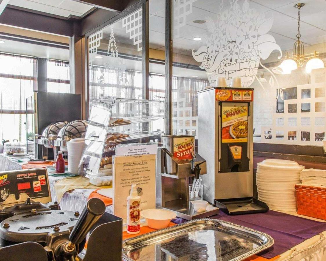 | Rodeway Inn & Suites Bradley Airport