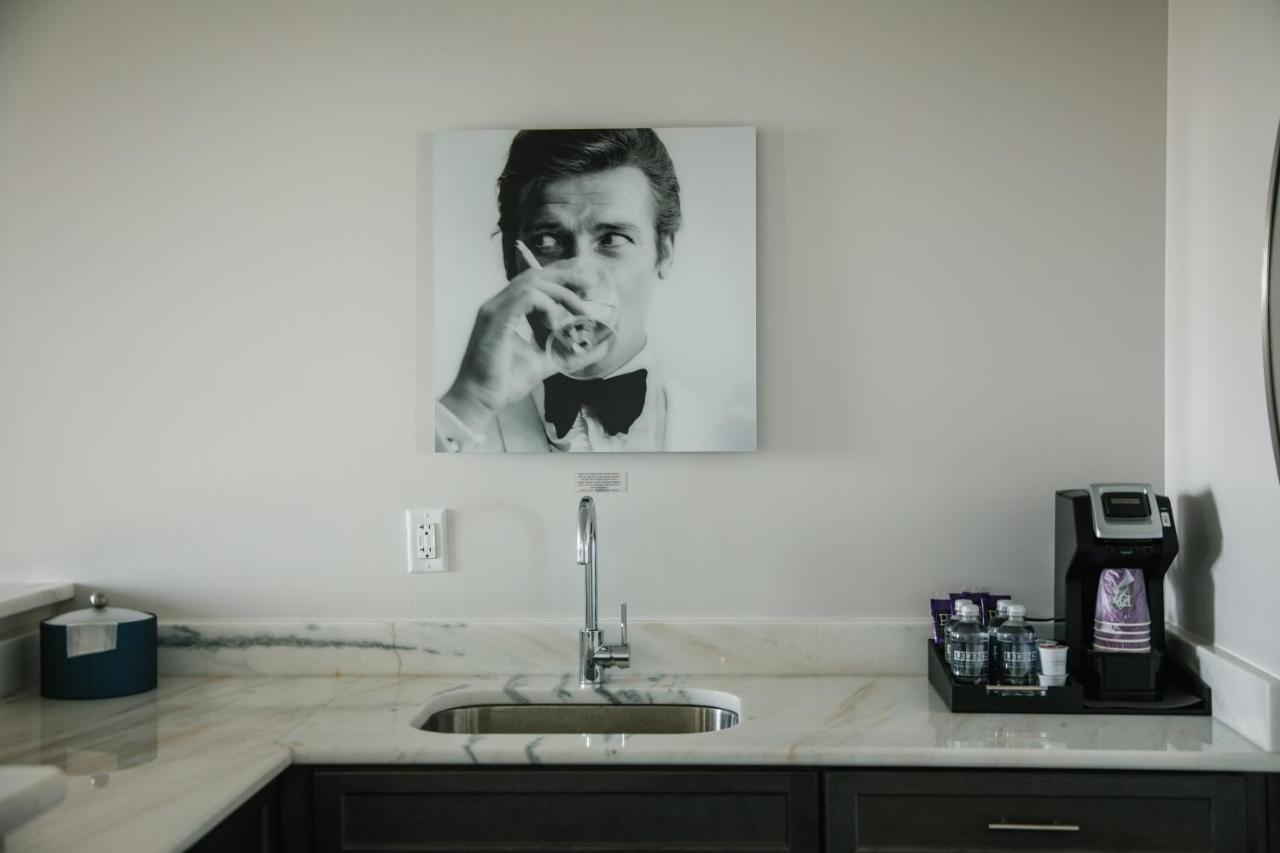 Queen Deluxe Accessible Suite at Hotel Legends