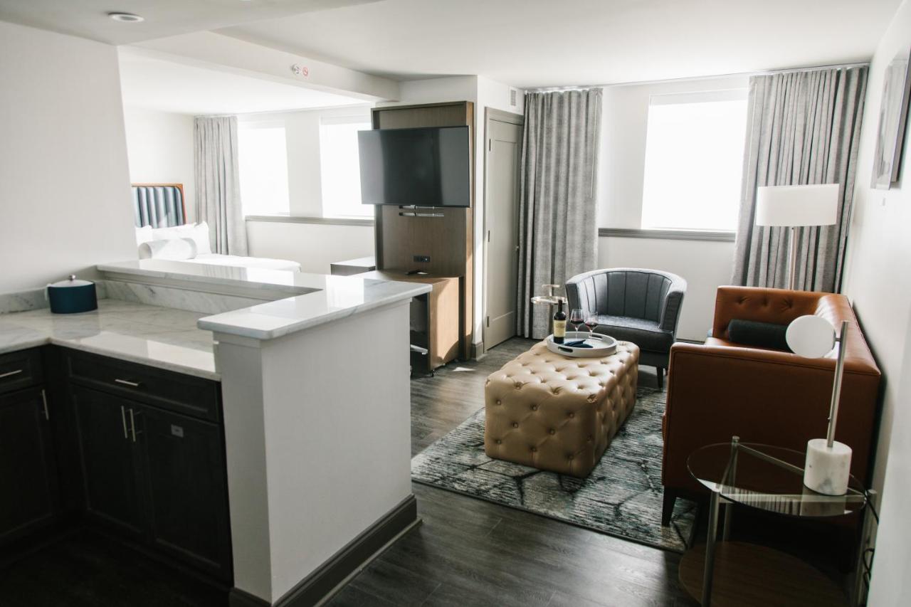 King Deluxe Suite at Hotel Legends