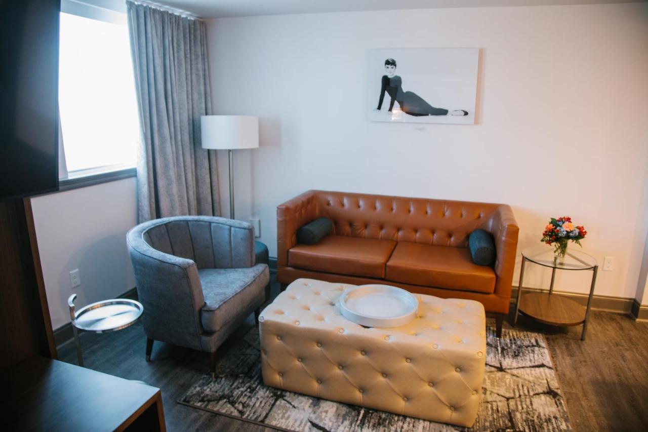 Queen Deluxe Accessible Suite at Hotel Legends