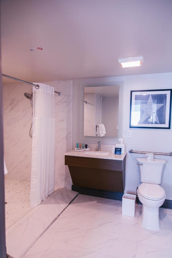 Queen Deluxe Accessible Suite at Hotel Legends