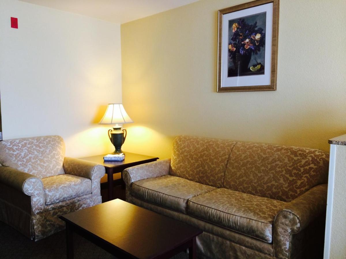 King Suite with Sofa Bed - Non-Smoking at Best Western Penn-Ohio Inn & Suites