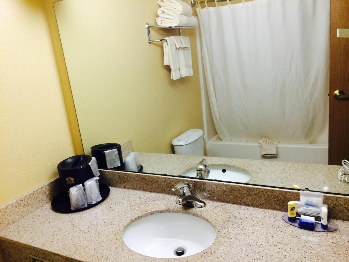 King Suite with Sofa Bed - Non-Smoking at Best Western Penn-Ohio Inn & Suites