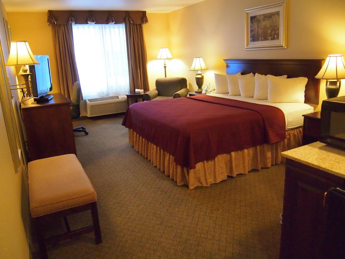 King Suite with Bathtub - Mobility Accessible/Non-Smoking at Best Western Penn-Ohio Inn & Suites