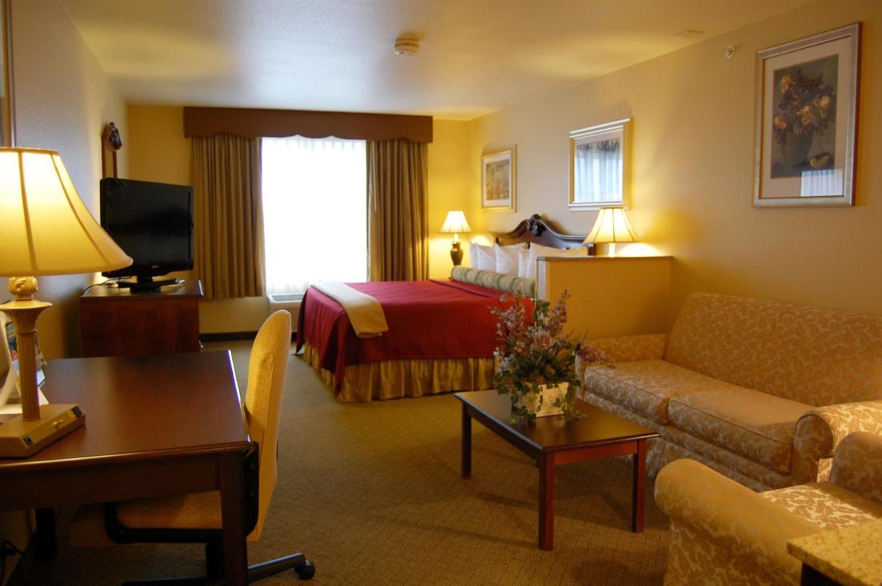King Suite with Bathtub - Mobility Accessible/Non-Smoking at Best Western Penn-Ohio Inn & Suites