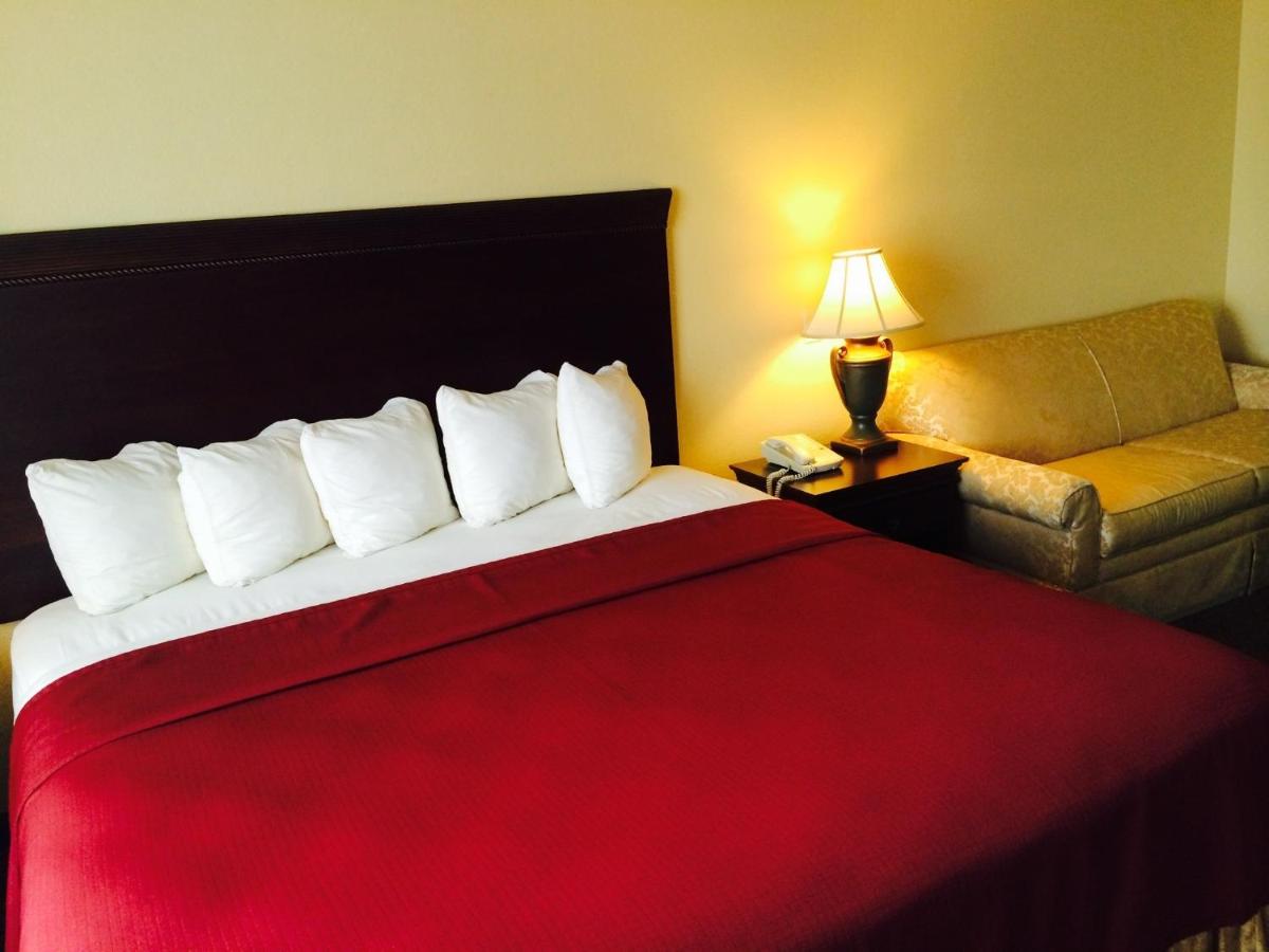 King Suite with Sofa Bed - Non-Smoking at Best Western Penn-Ohio Inn & Suites