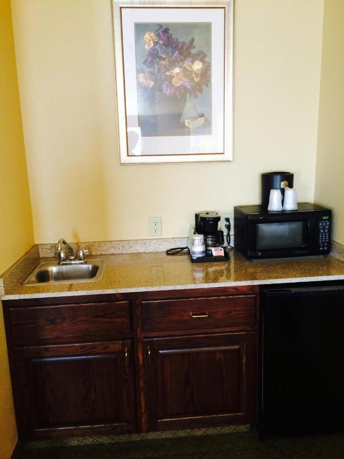 King Suite with Bathtub - Mobility Accessible/Non-Smoking at Best Western Penn-Ohio Inn & Suites