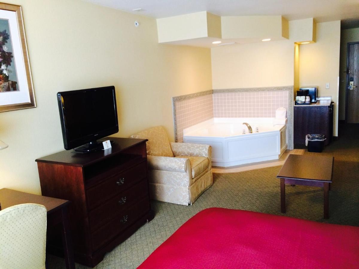 King Suite with Spa Bath - Non-Smoking at Best Western Penn-Ohio Inn & Suites