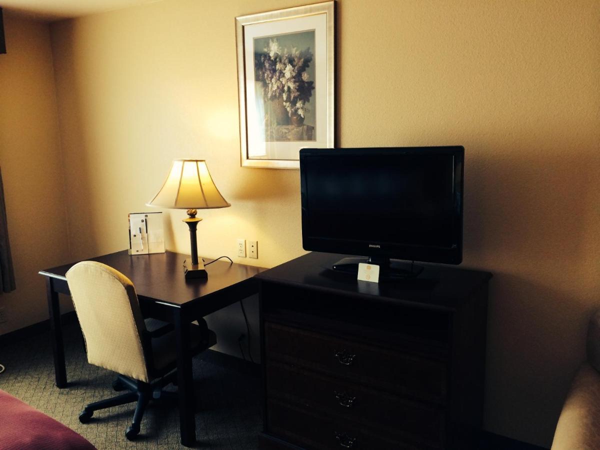 King Suite with Bathtub - Mobility Accessible/Non-Smoking at Best Western Penn-Ohio Inn & Suites