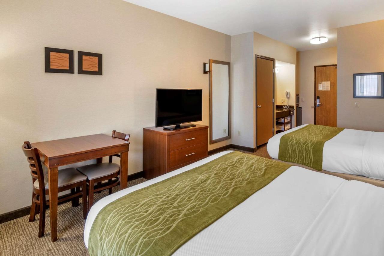 Queen Room with Two Queen Beds - Non-Smoking at The Atrium Hotel