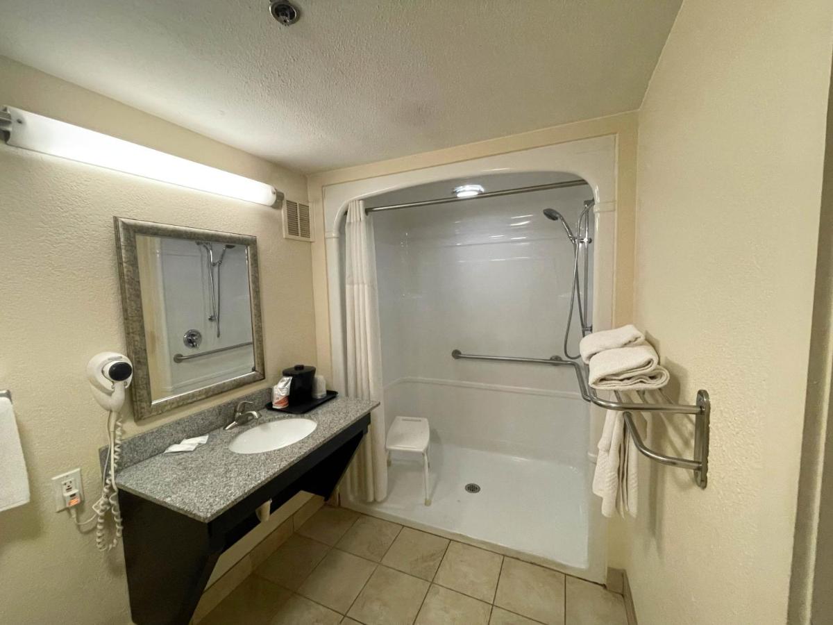 Room #32792415 at Motel 6 Oklahoma City, OK - Fairgrounds West