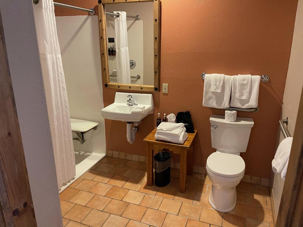 Foothills Grand King Accessible at Table Mountain Inn