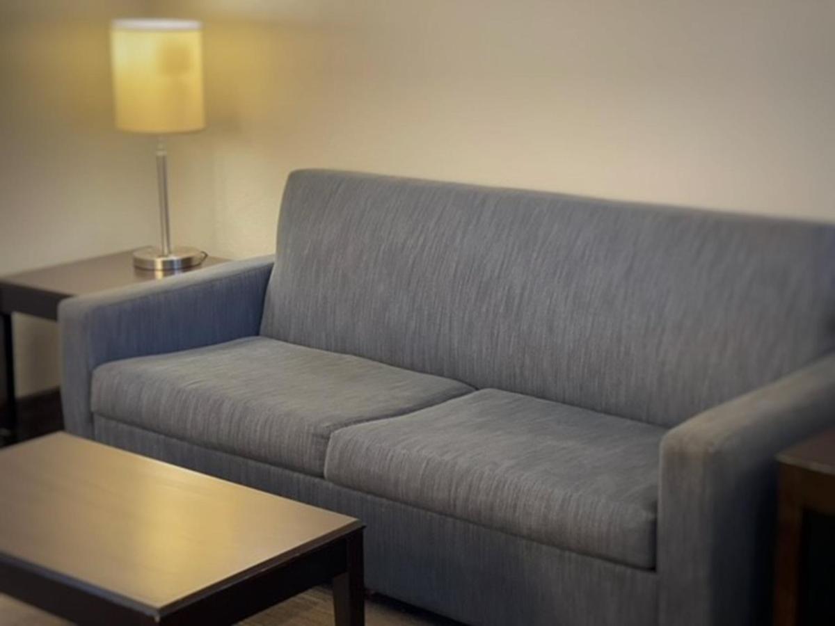 King Suite at Holiday Inn Express Hotel & Suites Oxford by IHG