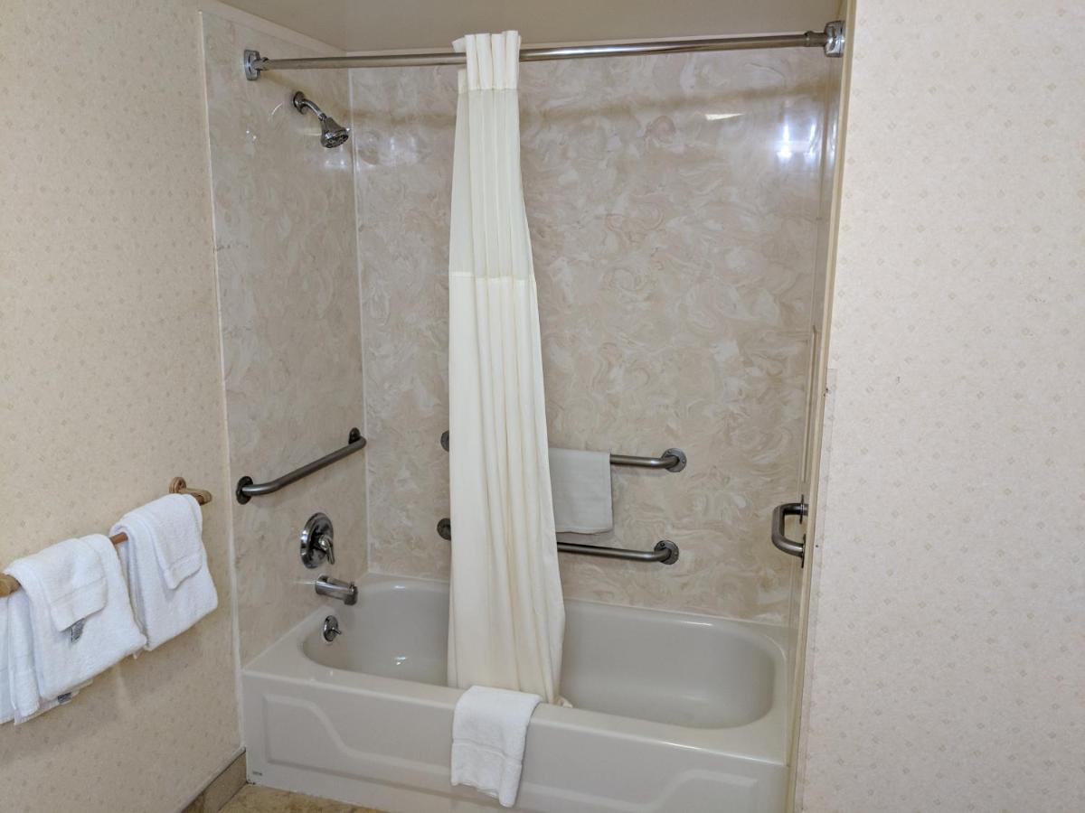 King Room - Mobility Accessible/Non-Smoking at Quality Inn Salem - I-81