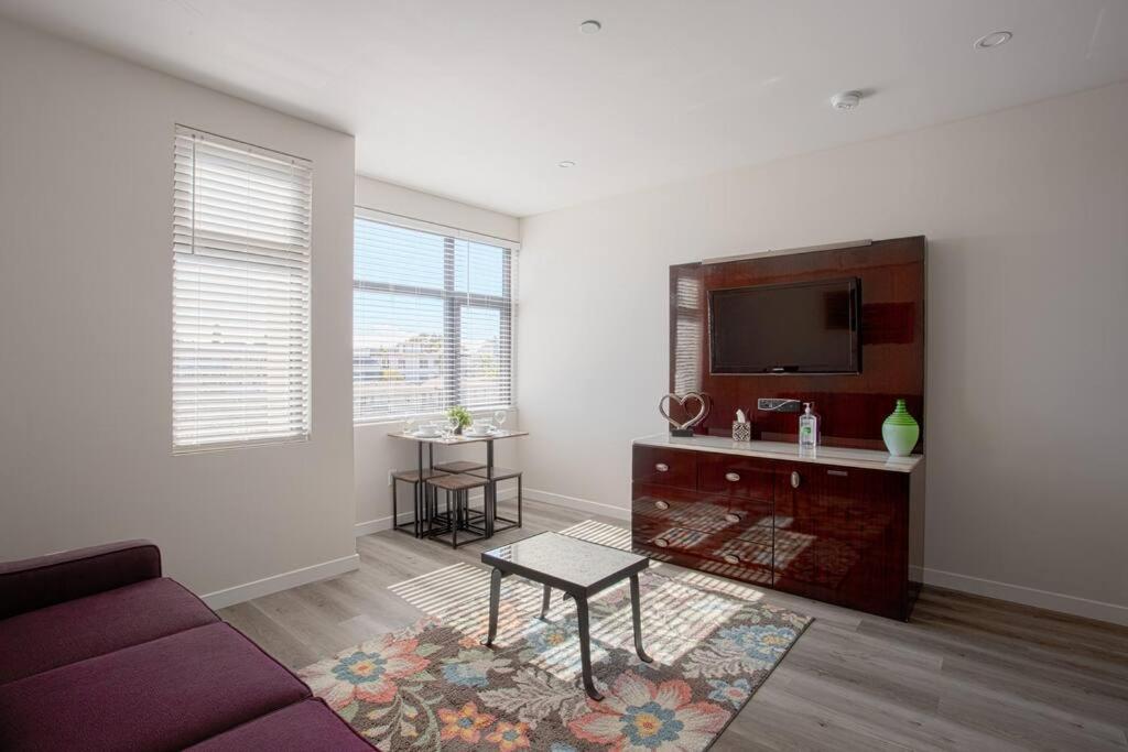 | Luxurious Design One Bedroom Apt near Balboa Park