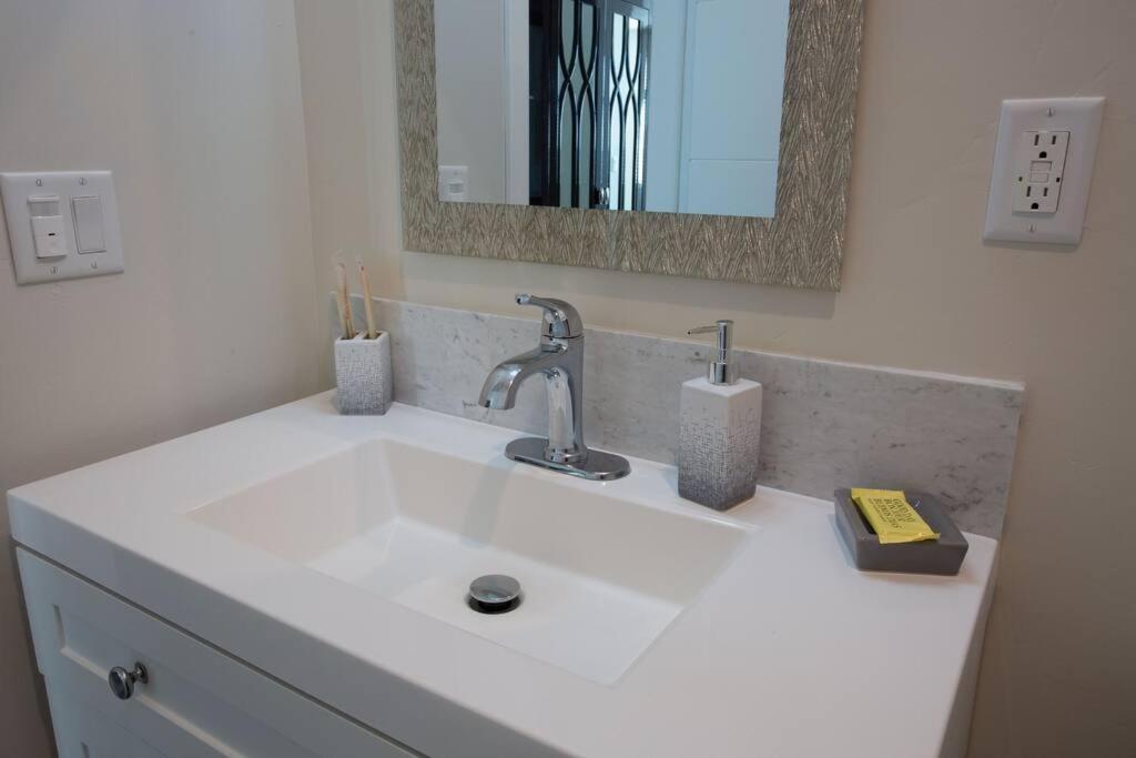 | Luxurious Design One Bedroom Apt near Balboa Park