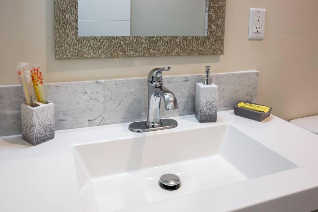 | Luxurious Design One Bedroom Apt near Balboa Park