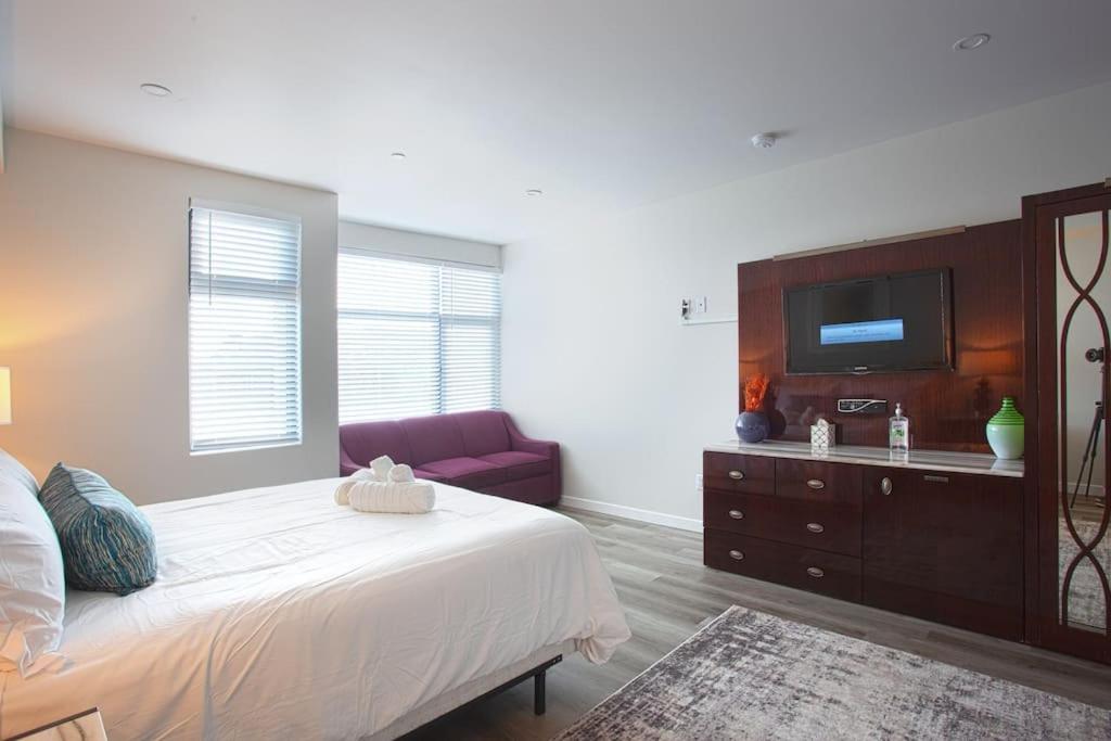 | Luxurious Studio in Heart of San Diego w Cali King