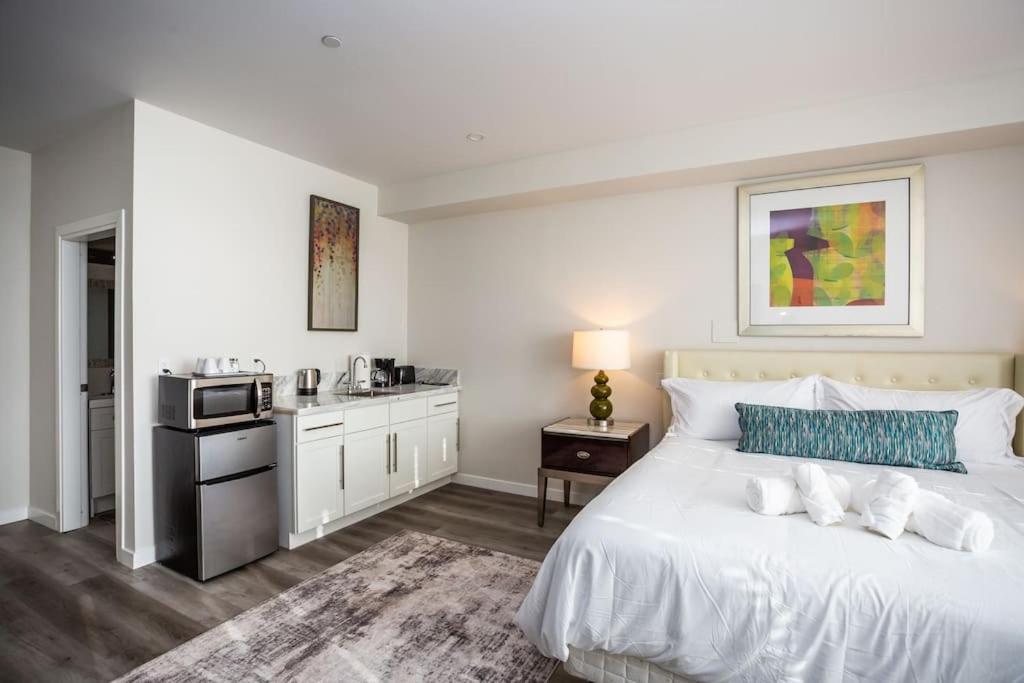 | Luxurious Studio in Heart of San Diego w Cali King