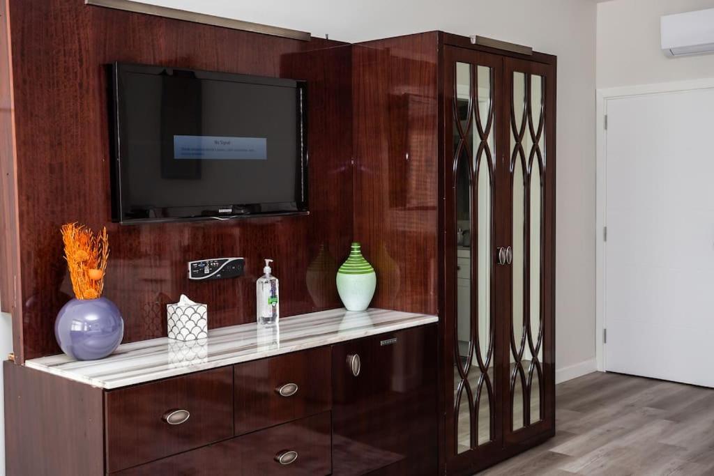 | Luxurious Studio in Heart of San Diego w Cali King