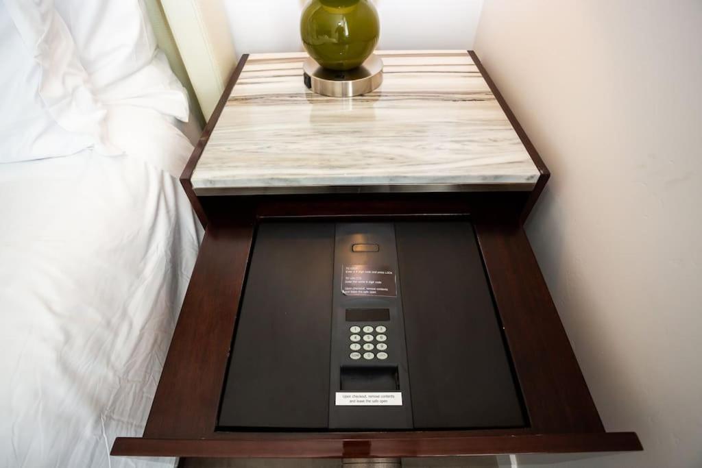 | Luxurious Studio in Heart of San Diego w Cali King