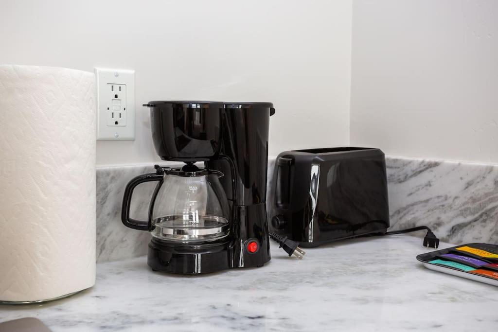 | Luxurious Studio in Heart of San Diego w Cali King
