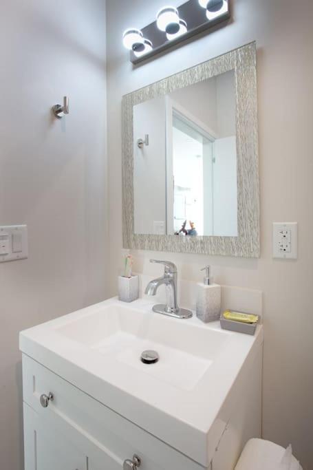 | Luxurious Studio in Heart of San Diego w Cali King