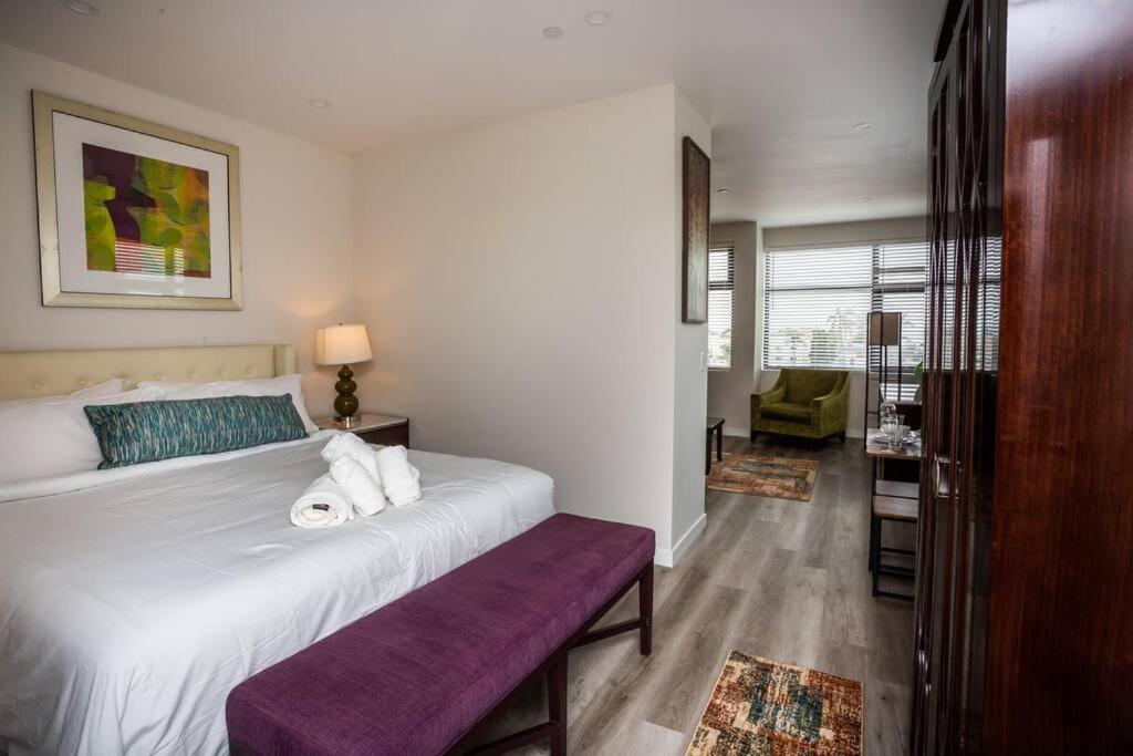 | One Bedroom Apartment with Luxurious Furnitures