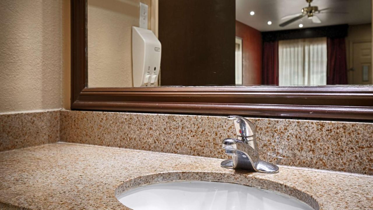 | Best Western La Hacienda Inn
