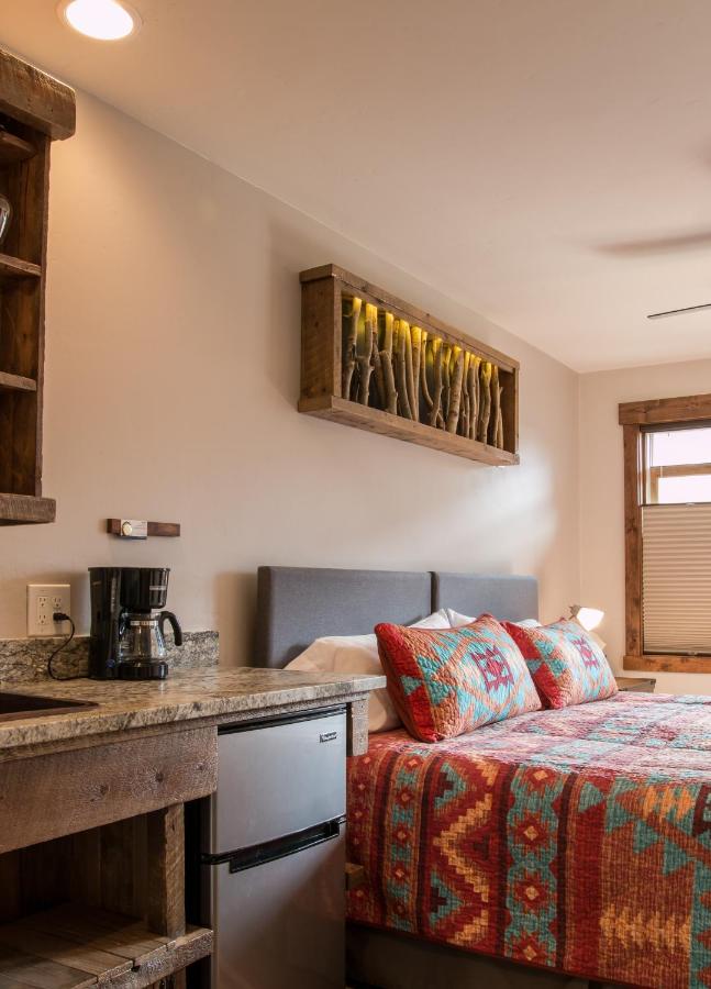 | Clear Creek Inn