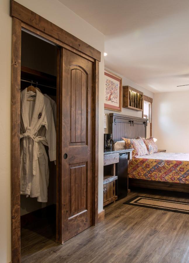 | Clear Creek Inn
