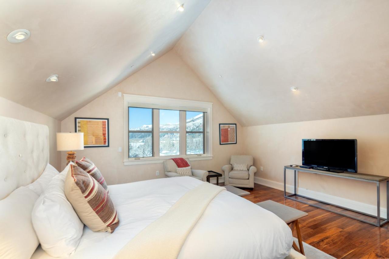 Apartment with Balcony at Element 52, Auberge Collection