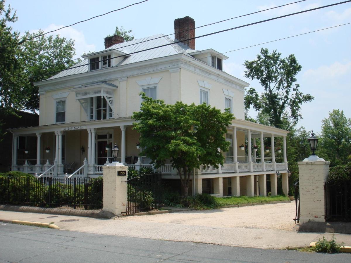| 200 South Street Inn